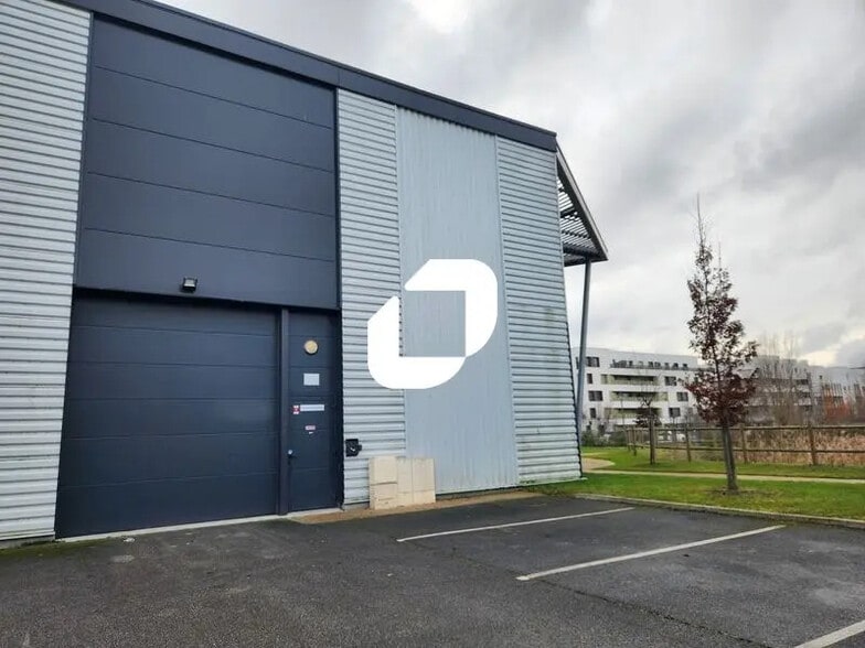 Local d’activités dans SAINT CYR L ECOLE à louer - Photo de l’immeuble – Image 2 sur 12