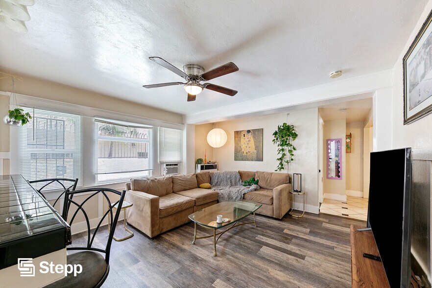 1917 E 4th St, Long Beach, CA à vendre - Photo de l’immeuble – Image 3 sur 23