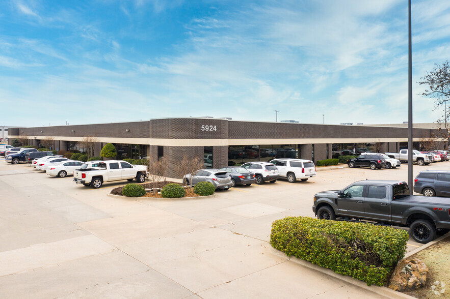 6100 NW 2nd St, Oklahoma City, OK à louer - Photo principale – Image 2 sur 8