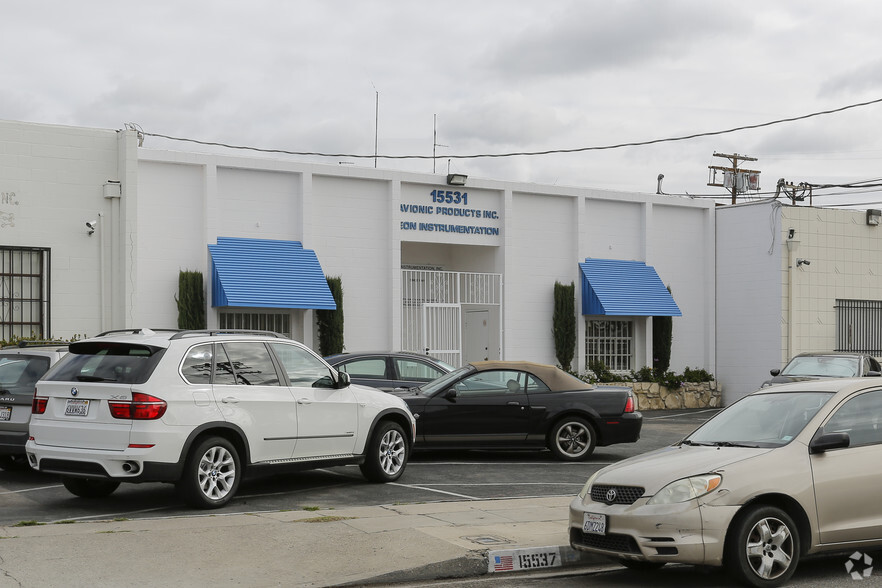 15531 Cabrito Rd, Van Nuys, CA à louer - Photo de l’immeuble – Image 3 sur 4