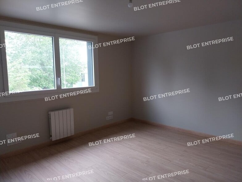 Bureau dans Quévert à louer - Photo intérieure – Image 2 sur 10