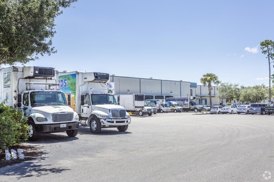 4206 Mercantile Ave, Naples, FL à louer - Photo de l’immeuble – Image 3 sur 12