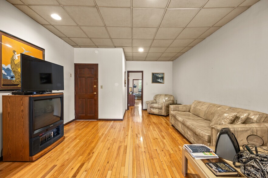 7031 67th Pl, Glendale, NY à vendre - Photo de l’immeuble – Image 2 sur 14