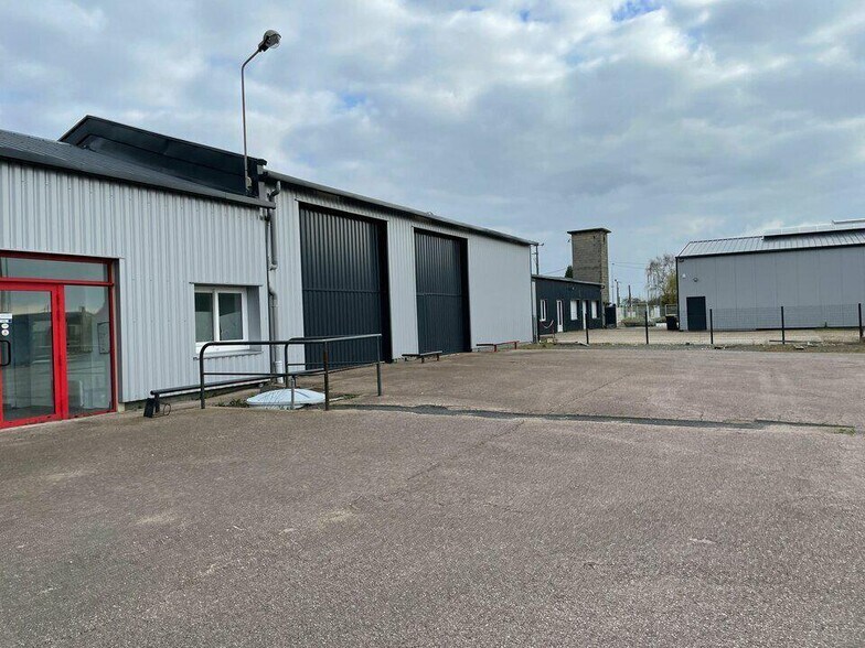 Local d’activités dans Tancarville à louer - Photo de l’immeuble – Image 1 sur 1