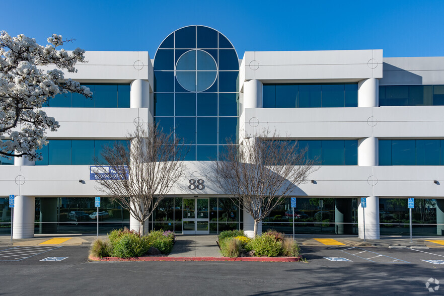 88 Rowland Way, Novato, CA à louer - Photo de l’immeuble – Image 2 sur 10