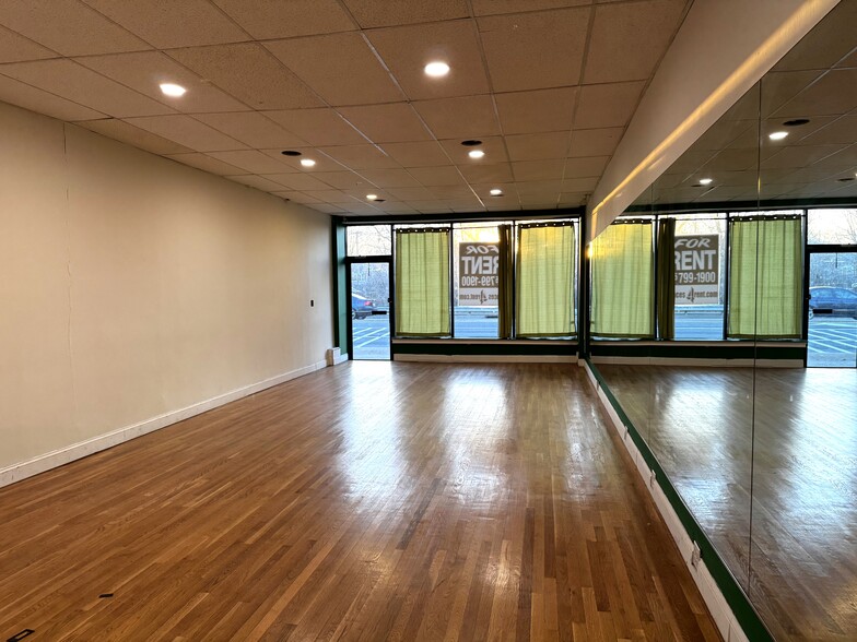 742-756 N Wellwood Ave, Lindenhurst, NY à louer - Photo de l’immeuble – Image 3 sur 13