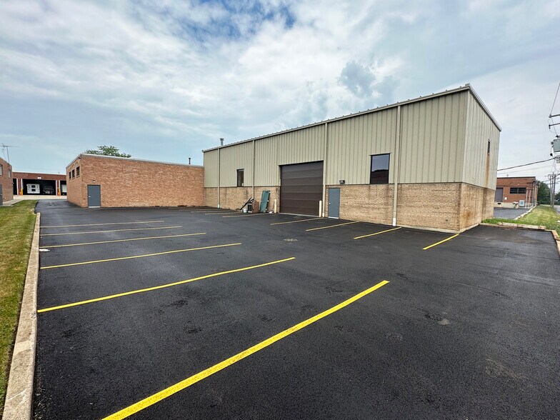 2375 American Ln, Elk Grove Village, IL à louer - Photo de l’immeuble – Image 3 sur 9