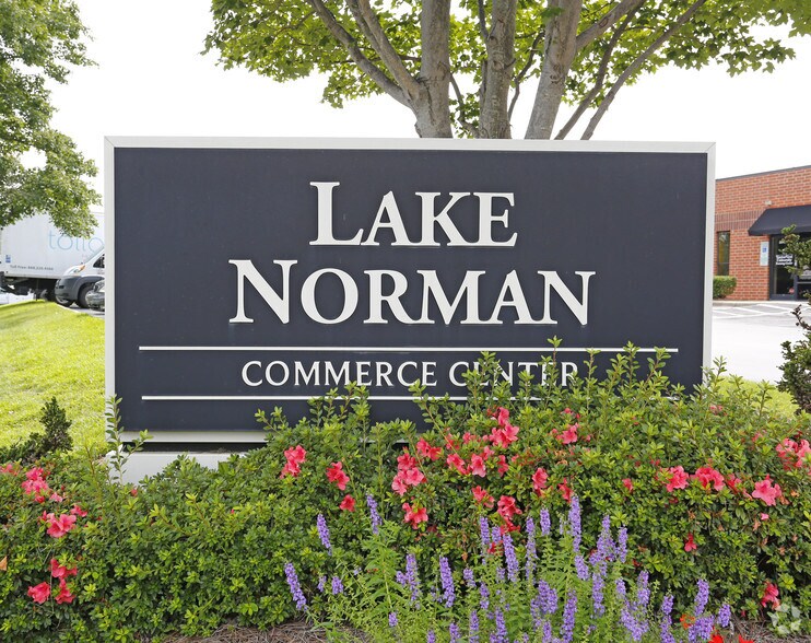 20464 Chartwell Center Dr, Cornelius, NC à louer - Photo de l’immeuble – Image 2 sur 5