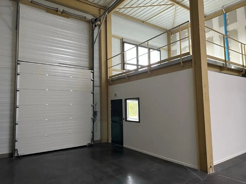 Local d’activités dans Bourgoin-Jallieu à louer - Photo de l’immeuble – Image 2 sur 7