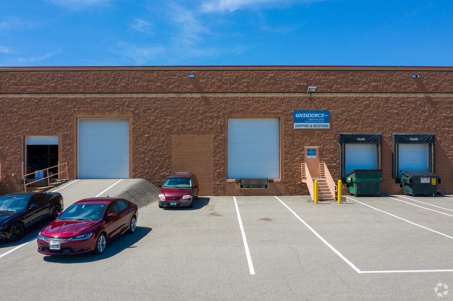 2340 W County Road C, Roseville, MN à louer - Photo de l’immeuble – Image 3 sur 6