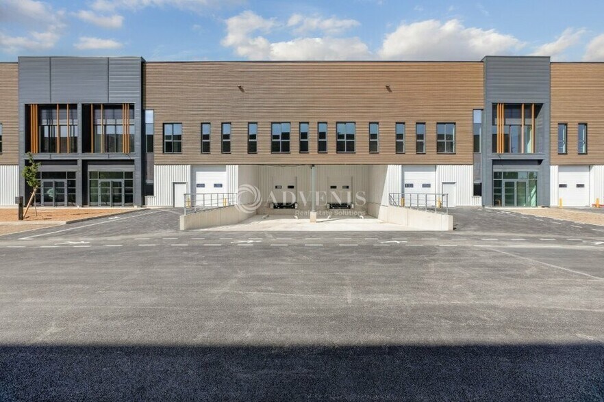 9 Avenue Jeanne Garnerin, Wissous à louer - Photo de l’immeuble – Image 2 sur 8