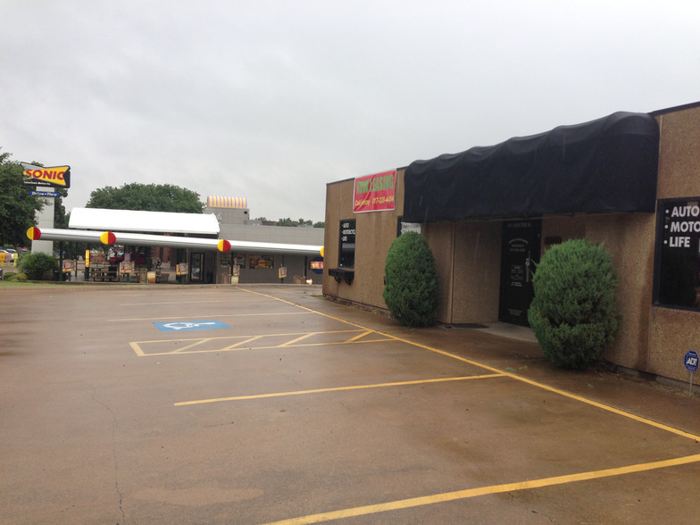 100 N Walnut Creek Dr, Mansfield, TX à louer - Photo de l’immeuble – Image 3 sur 14