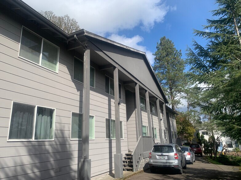 4700 Falls View Ave, West Linn, OR à vendre - Photo de l’immeuble – Image 1 sur 23