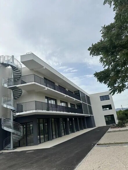 Bureau dans Aubagne à louer - Photo de l’immeuble – Image 3 sur 12