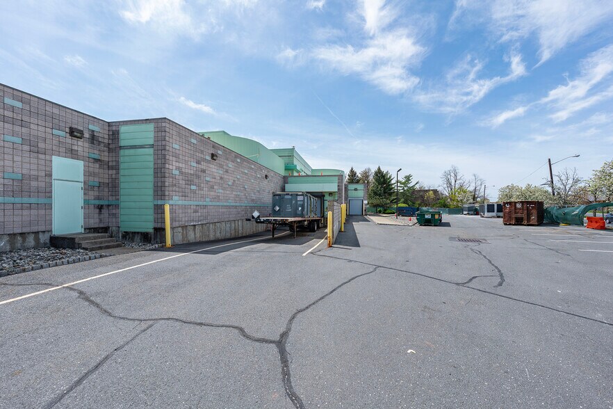 900 Durham Ave, South Plainfield, NJ à louer - Photo de l’immeuble – Image 3 sur 8