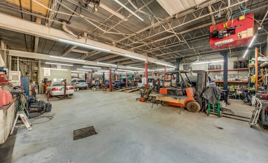 11 Towns Rd, Toronto, ON à vendre - Photo de l’immeuble – Image 3 sur 6