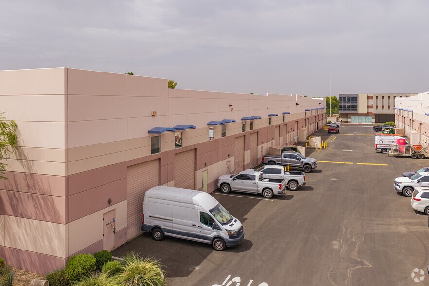 9299 W Olive Ave, Peoria, AZ à louer - Photo de l’immeuble – Image 3 sur 5