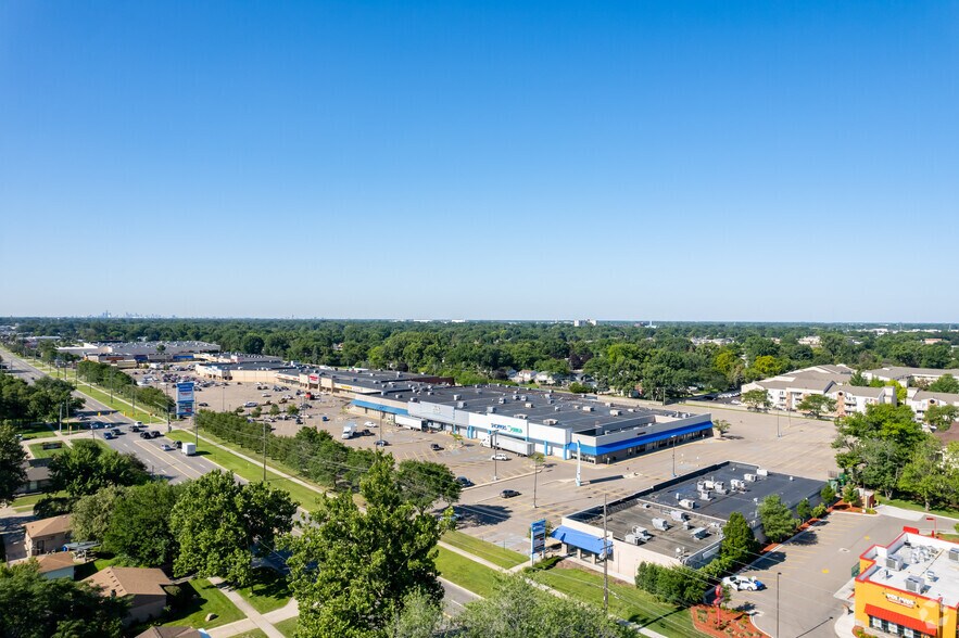 26233-26489 Hoover Rd, Warren, MI à louer - Photo de l’immeuble – Image 2 sur 24
