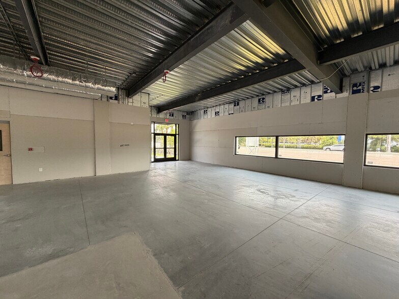 13811 Metropolis Ave, Fort Myers, FL à louer - Photo de l’immeuble – Image 3 sur 13