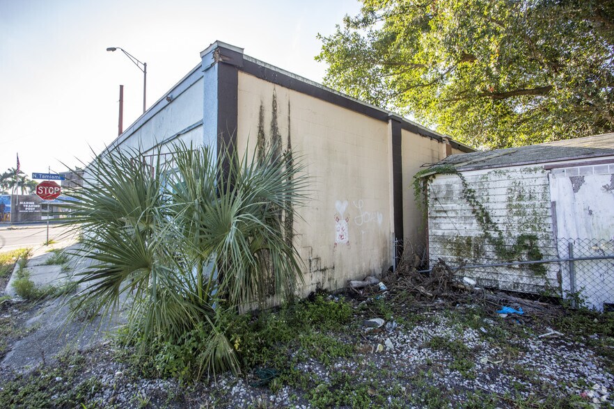 1181 N Tamiami Trl, North Fort Myers, FL à vendre - Photo de l’immeuble – Image 2 sur 2