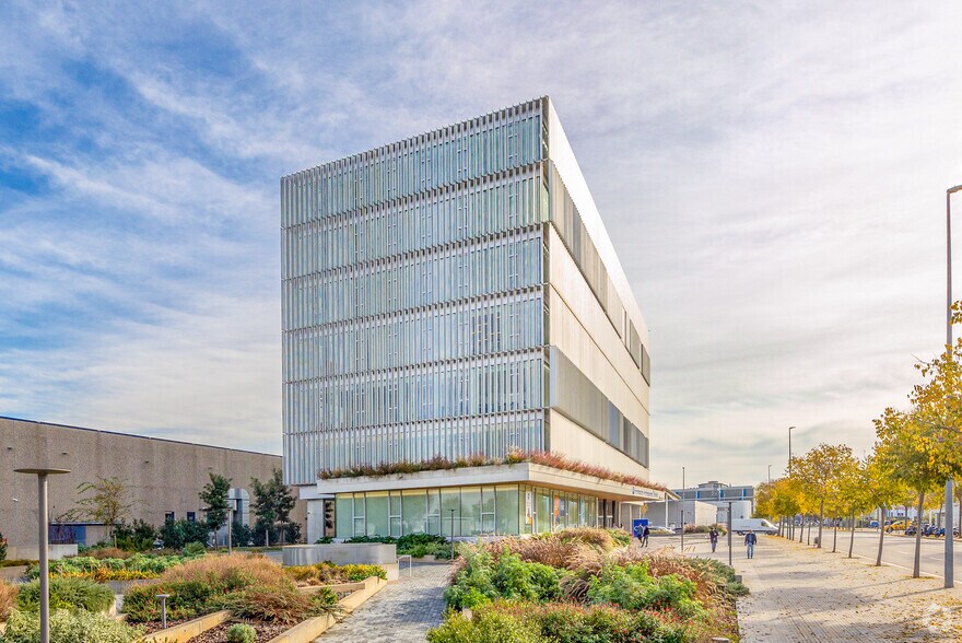 Bureau dans L'Hospitalet de Llobregat, Barcelona à louer - Photo de l’immeuble – Image 2 sur 4