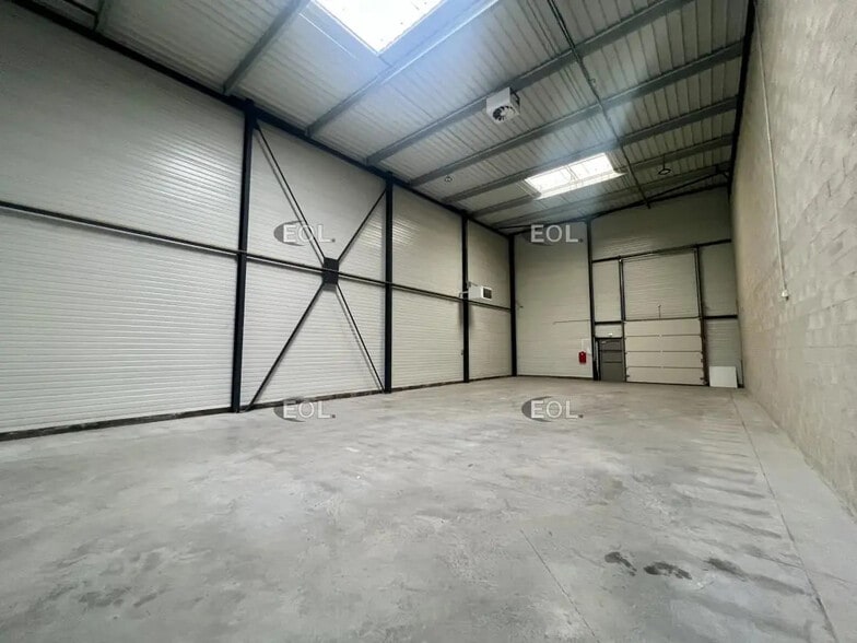 Local d’activités dans Saint-Denis à louer - Photo de l’immeuble – Image 2 sur 8