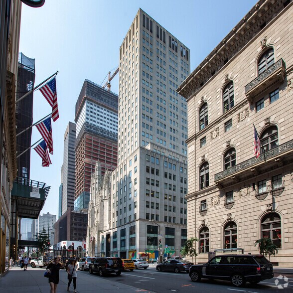 680 Fifth Ave, New York, NY à louer - Photo de l’immeuble – Image 2 sur 9