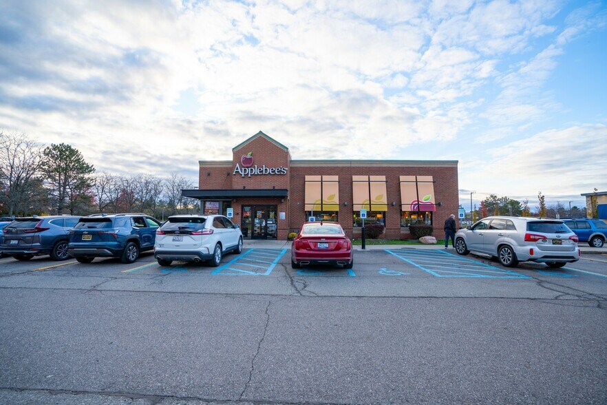 455 Haggerty Rd, Walled Lake, MI à vendre - Photo de l’immeuble – Image 2 sur 6