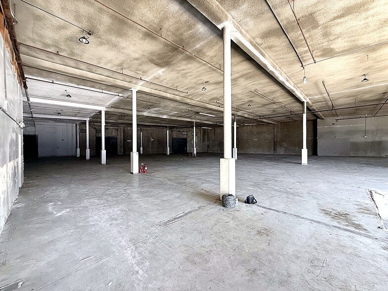 2463 E 8th St, Los Angeles, CA à louer - Photo de l’immeuble – Image 3 sur 9