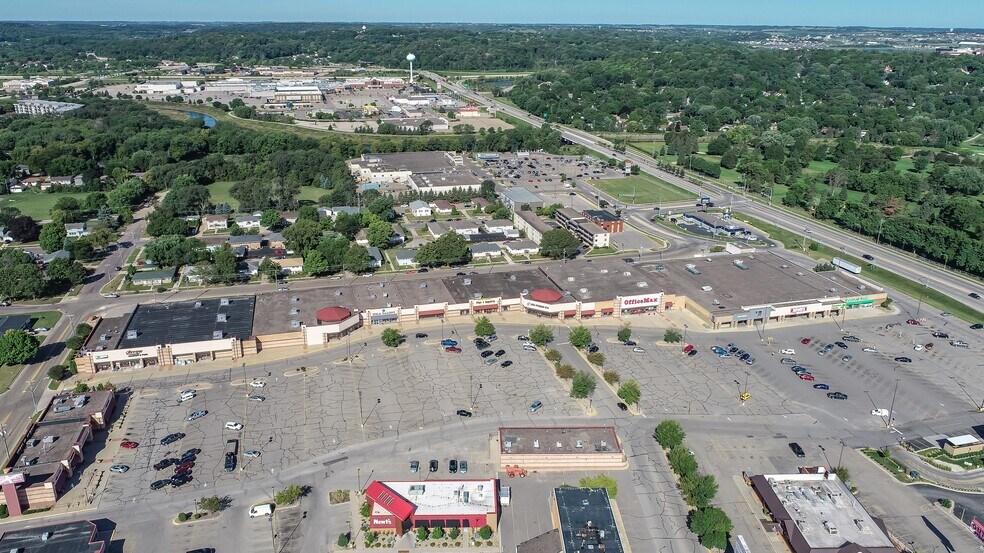 1201 S Broadway, Rochester, MN à louer - Photo de l’immeuble – Image 3 sur 15