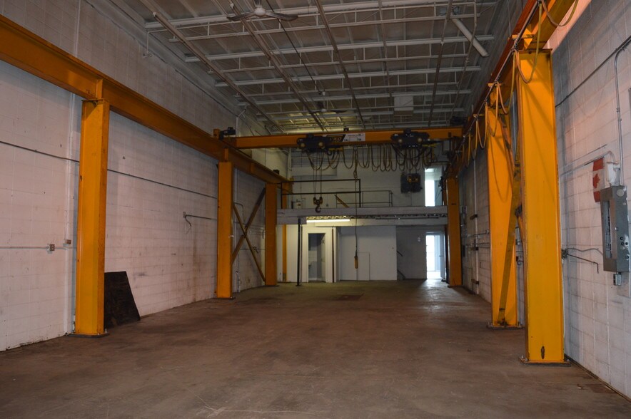 6212 Davies Rd NW, Edmonton, AB à louer - Photo intérieure – Image 3 sur 6