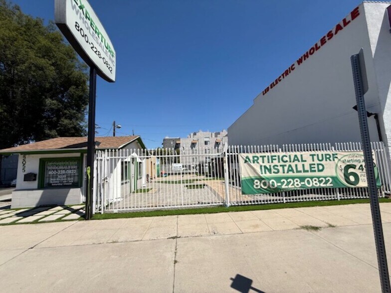 22055 Ventura Blvd, Woodland Hills, CA à louer - Photo de l’immeuble – Image 2 sur 4