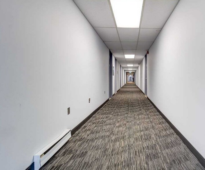 6150 Valley Way, Niagara Falls, ON à louer - Photo de l’immeuble – Image 3 sur 4