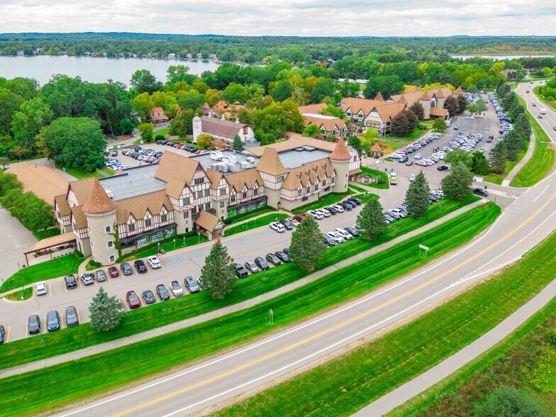 2359 Joslyn Ct, Lake Orion, MI à vendre - Photo de l’immeuble – Image 3 sur 39