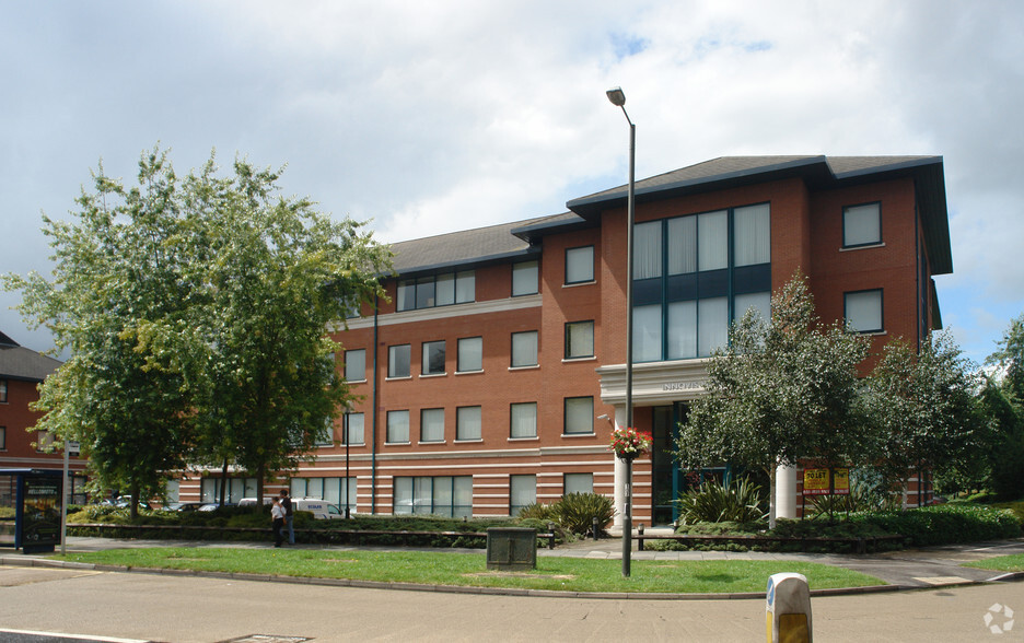 108 High St, Crawley à louer - Photo de l’immeuble – Image 2 sur 5