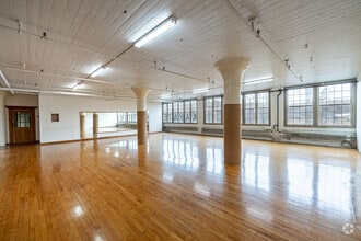 221 Pine St, Florence, MA à louer Photo intérieure– Image 2 sur 8