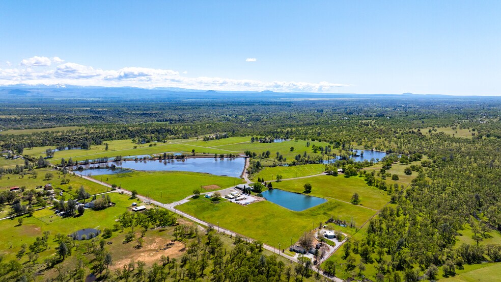 21623 Seven Lakes Ln, Redding, CA à vendre - Photo de l’immeuble – Image 1 sur 67