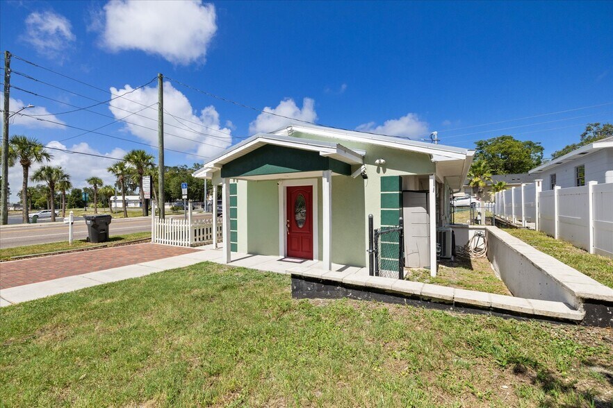 6511 Main St, New Port Richey, FL à vendre - Photo de l’immeuble – Image 1 sur 33