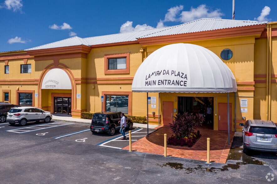 3501 W Vine St, Kissimmee, FL à louer - Photo de l’immeuble – Image 2 sur 9