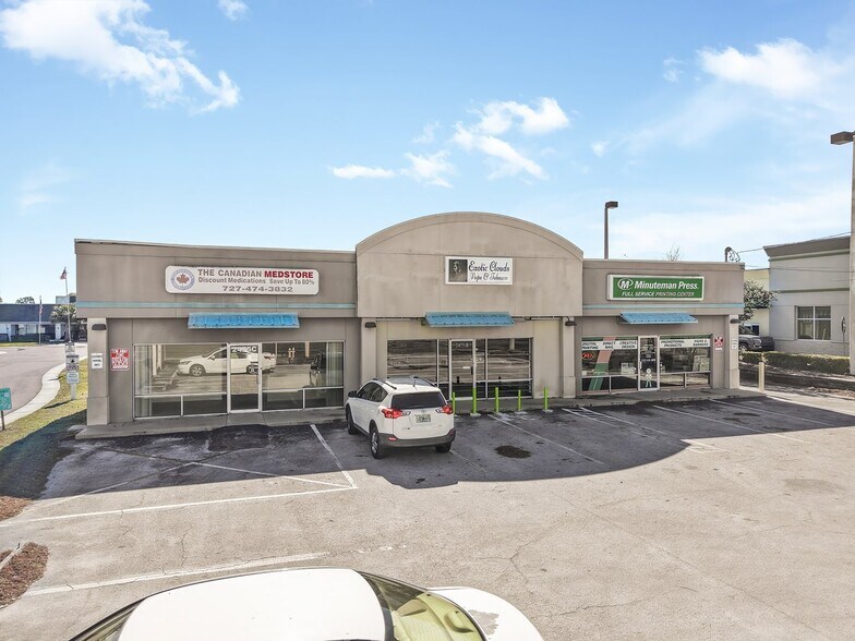 2475 E Bay Dr, Largo, FL à louer - Photo de l’immeuble – Image 2 sur 9