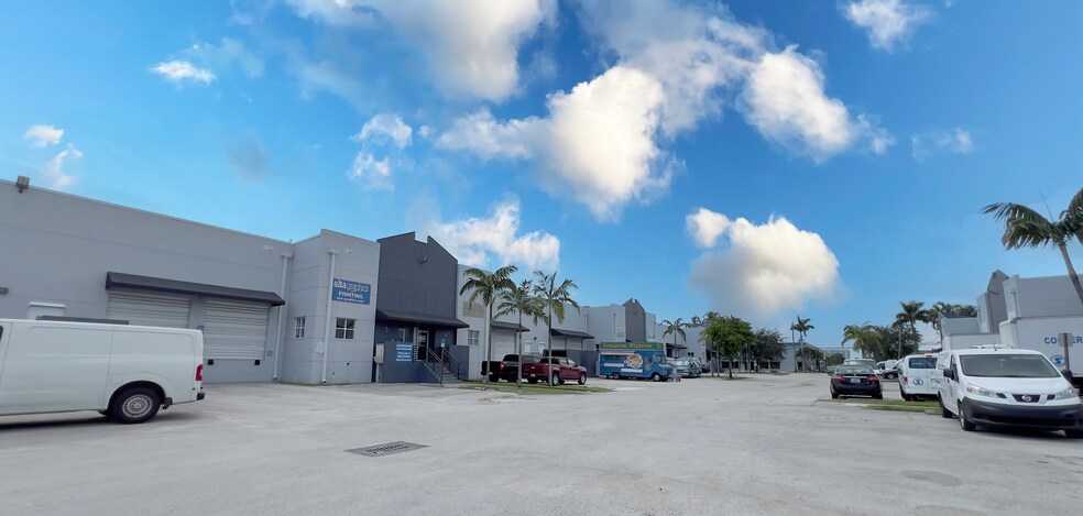 5055 NW 74th Ave, Miami, FL à louer - Photo de l’immeuble – Image 3 sur 4