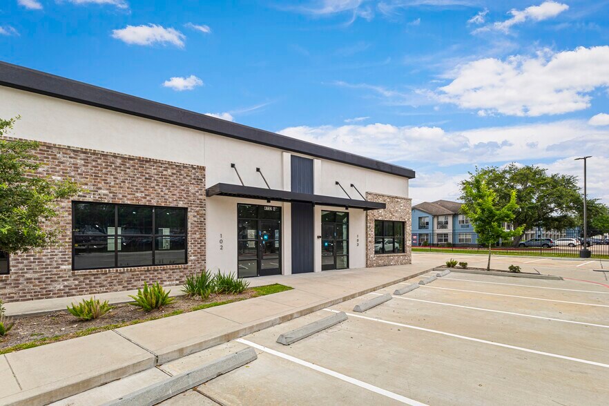 4732 Sugar Grove Blvd, Stafford, TX à vendre - Photo de l’immeuble – Image 1 sur 7