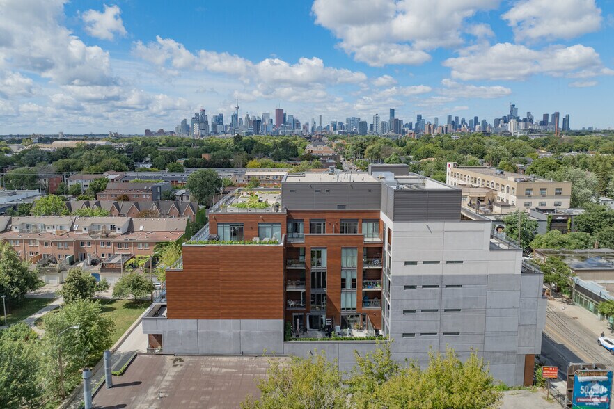1285 Queen St E, Toronto, ON à vendre - Photo de l’immeuble – Image 2 sur 4