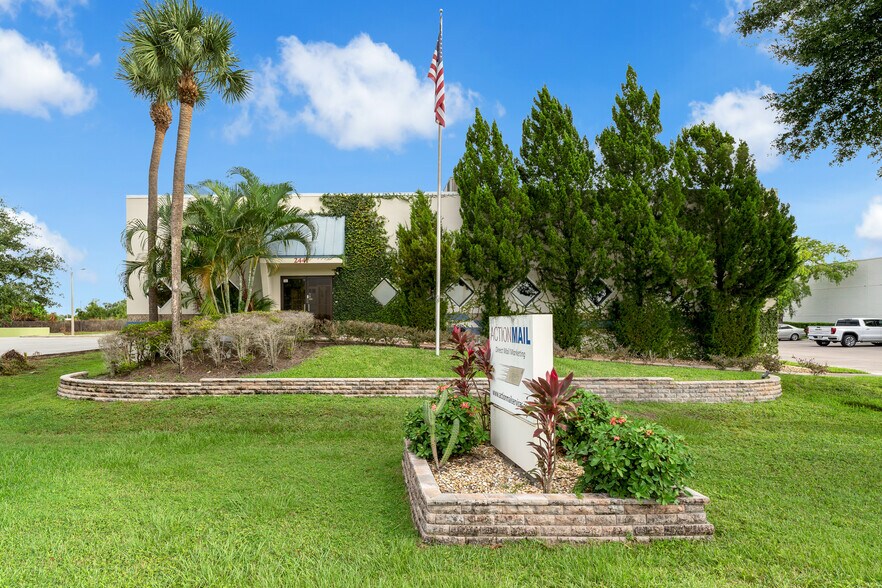 2441 Orlando Central Pky, Orlando, FL à louer - Photo de l’immeuble – Image 3 sur 8