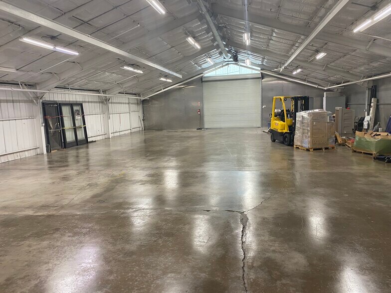 13586 Central Rd, Apple Valley, CA à louer - Photo de l’immeuble – Image 3 sur 6
