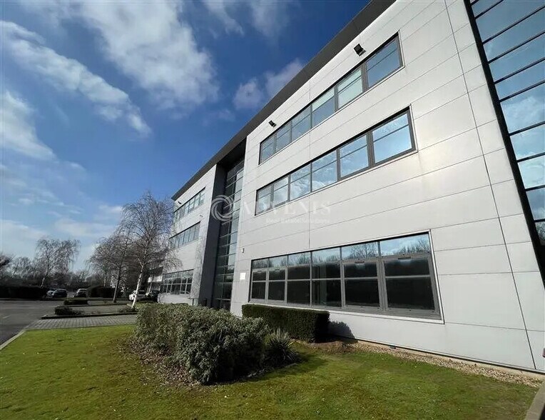 Local d’activités dans Roissy-en-France à louer - Photo de l’immeuble – Image 3 sur 12