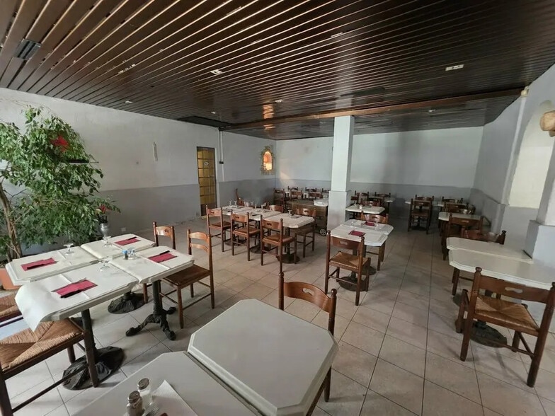 Local commercial dans Saint-Laurent-du-Var à louer - Photo intérieure – Image 1 sur 2