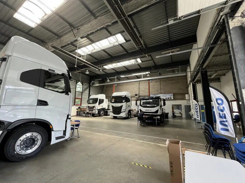 Industriel/Logistique dans Élancourt à louer - Photo de l’immeuble – Image 2 sur 6