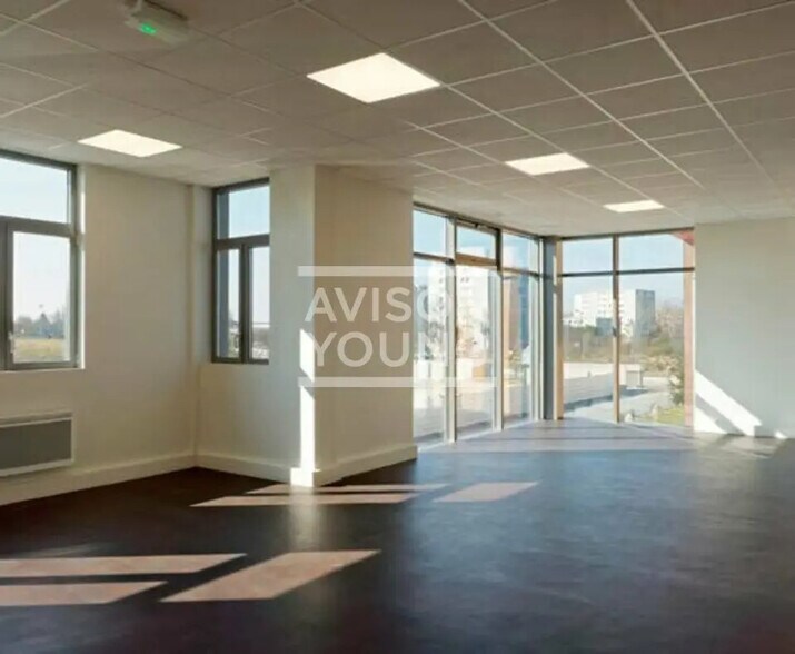 Local d’activités dans Le Blanc-Mesnil à louer - Photo de l’immeuble – Image 3 sur 3