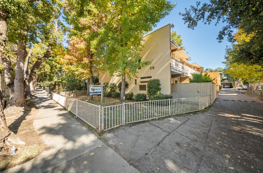 570 N Madison Ave, Pasadena, CA à vendre - Photo de l’immeuble – Image 1 sur 6